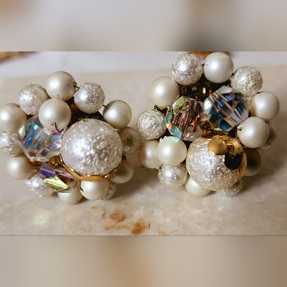 Vintage gorgeous Tara white frosted gold drip cluster beaded clip on earrings - Picture 6 of 6